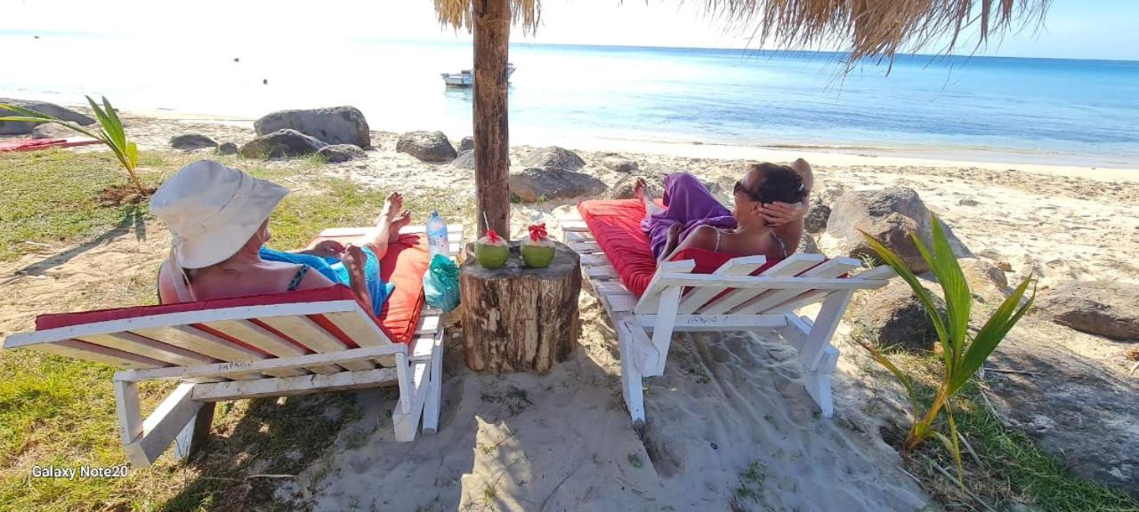 Paraiso Beach Hotel Brig Bay エクステリア 写真