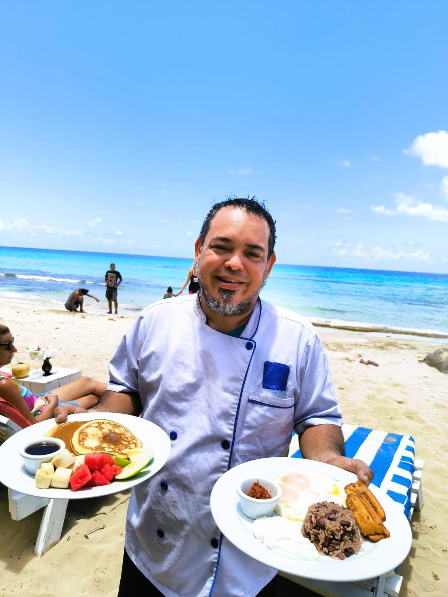 Paraiso Beach Hotel Brig Bay エクステリア 写真