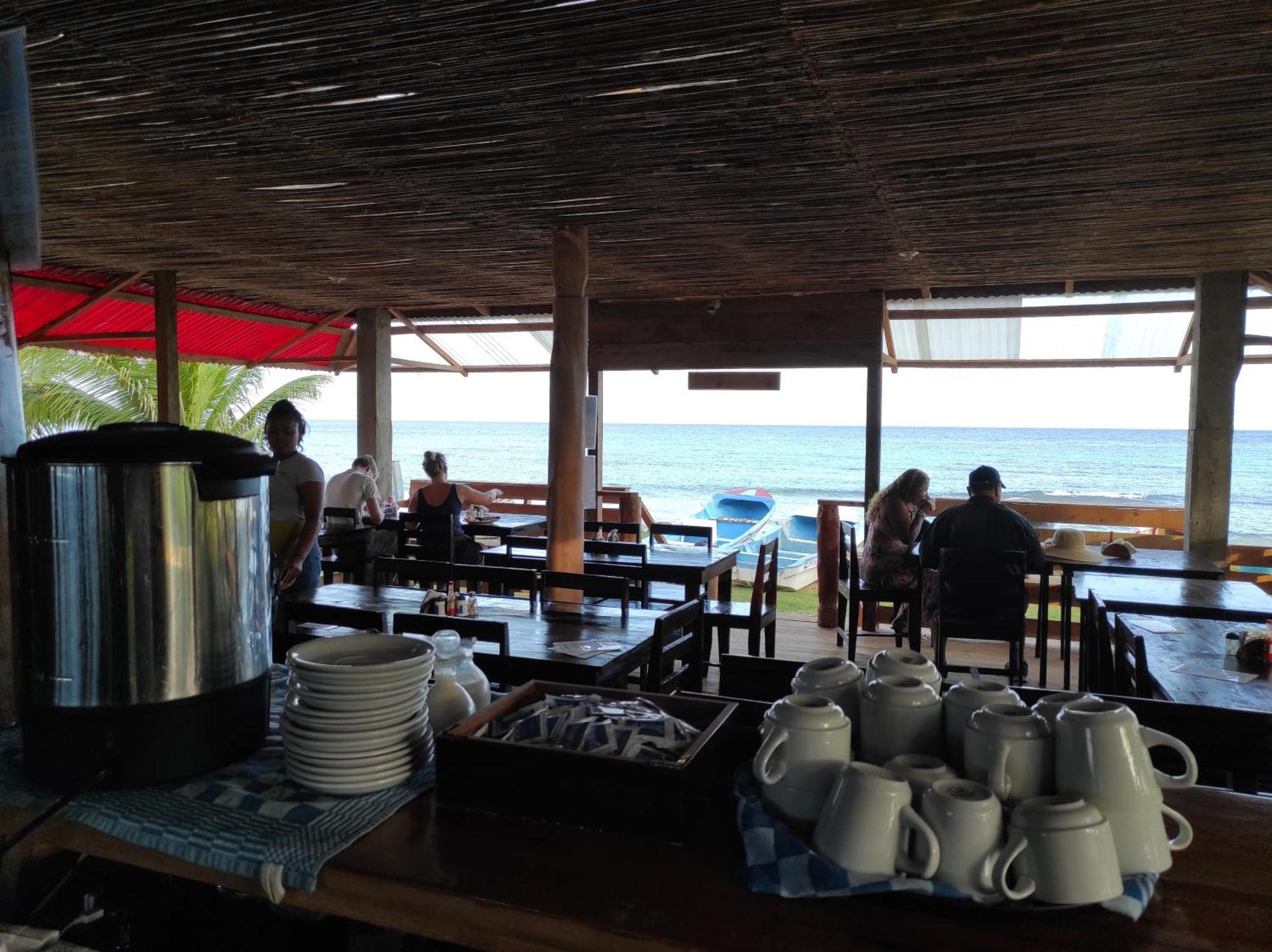 Paraiso Beach Hotel Brig Bay エクステリア 写真