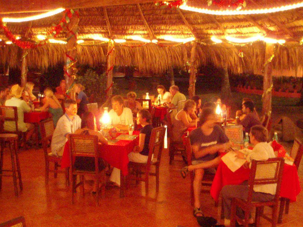 Paraiso Beach Hotel Brig Bay エクステリア 写真