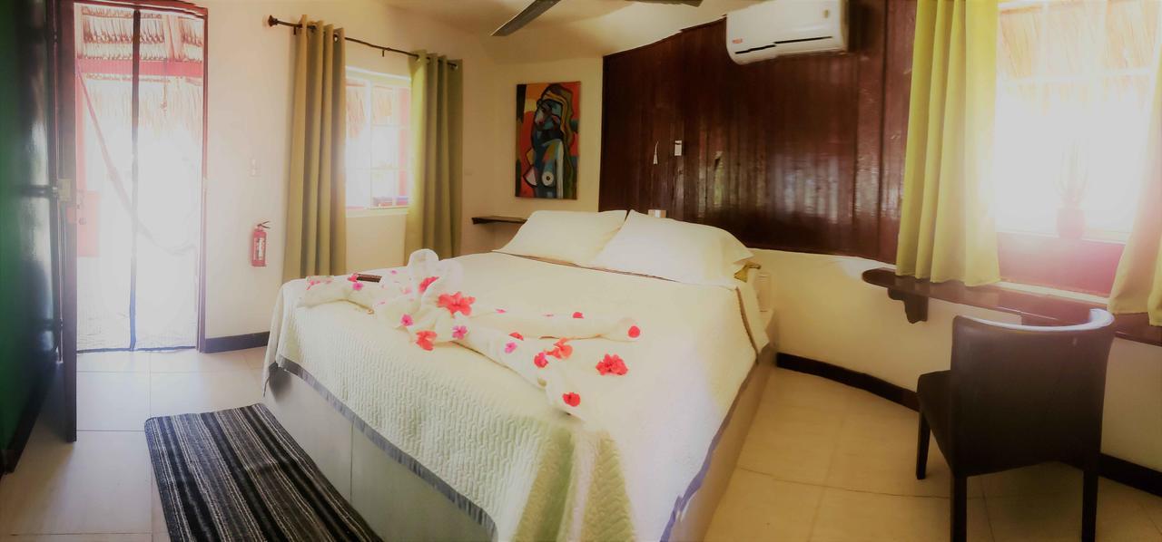 Paraiso Beach Hotel Brig Bay エクステリア 写真