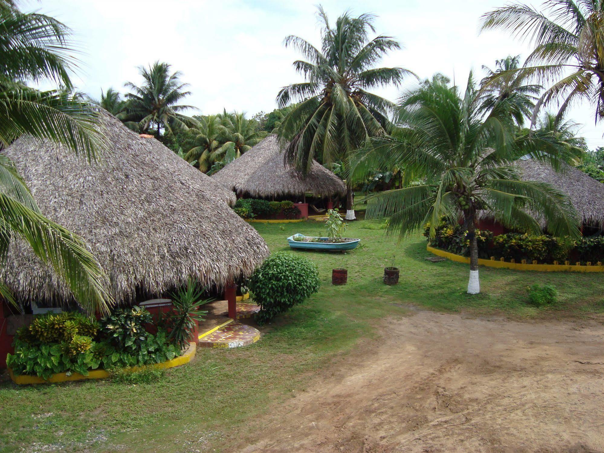 Paraiso Beach Hotel Brig Bay エクステリア 写真