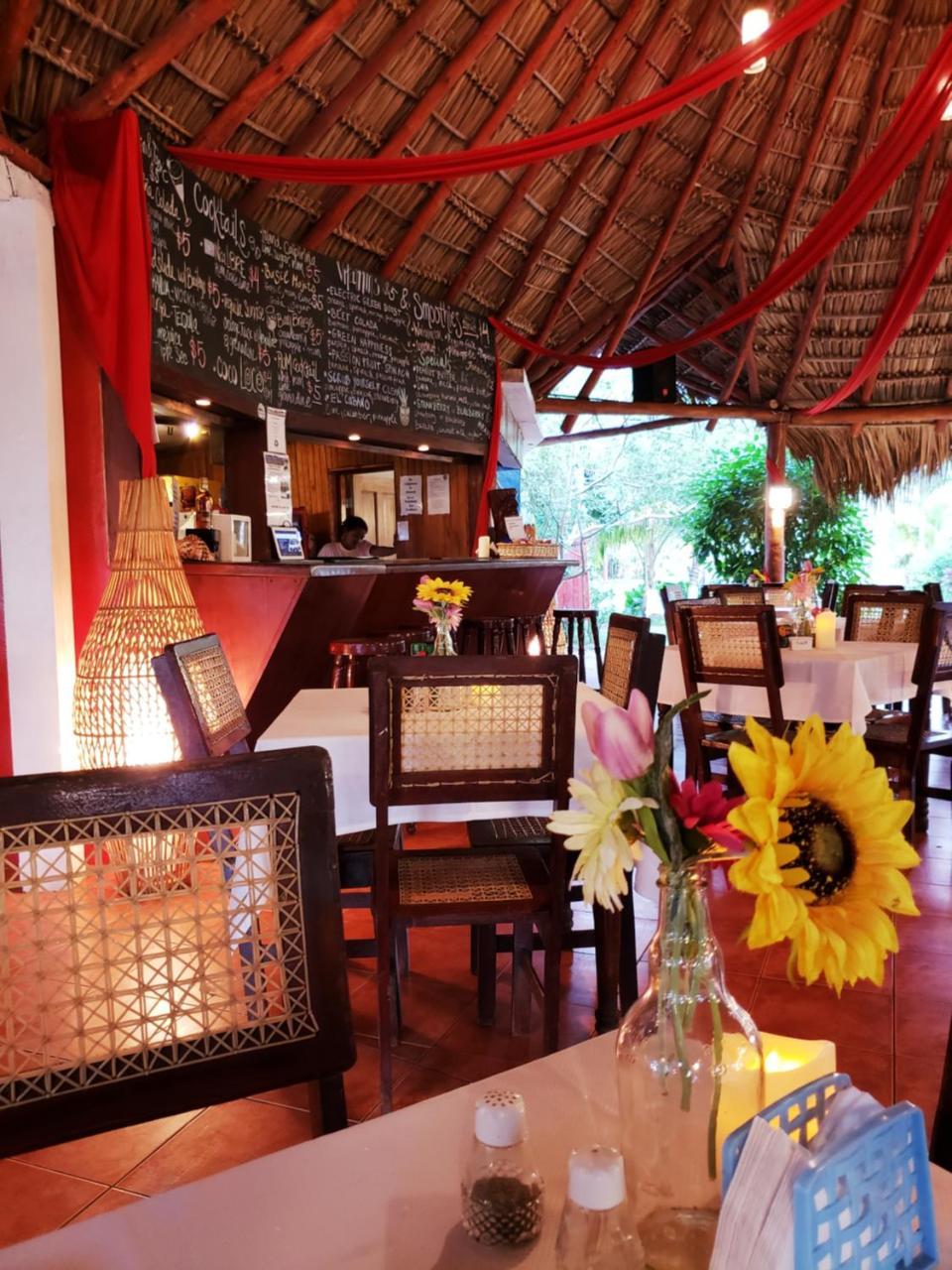 Paraiso Beach Hotel Brig Bay エクステリア 写真