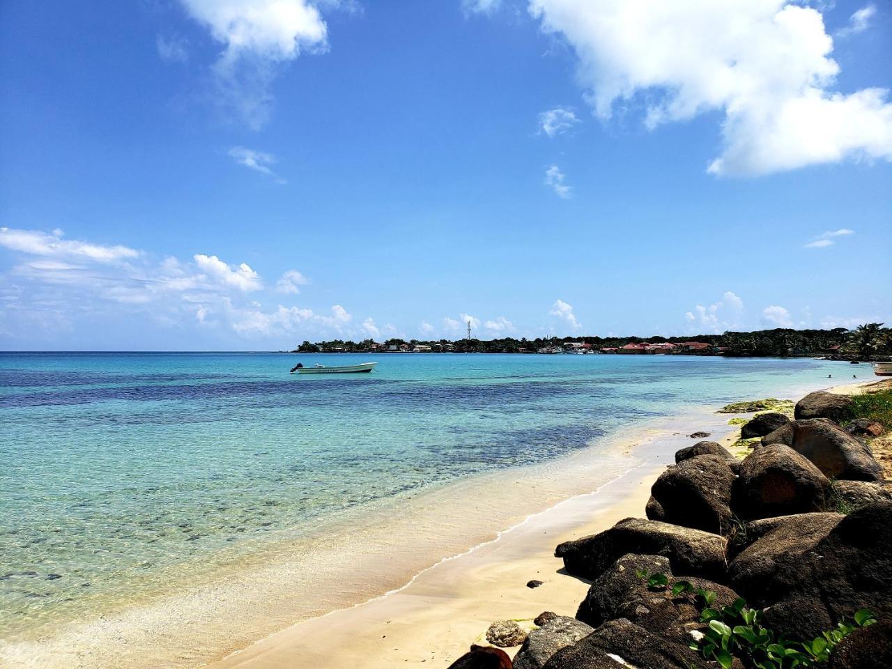 Paraiso Beach Hotel Brig Bay エクステリア 写真