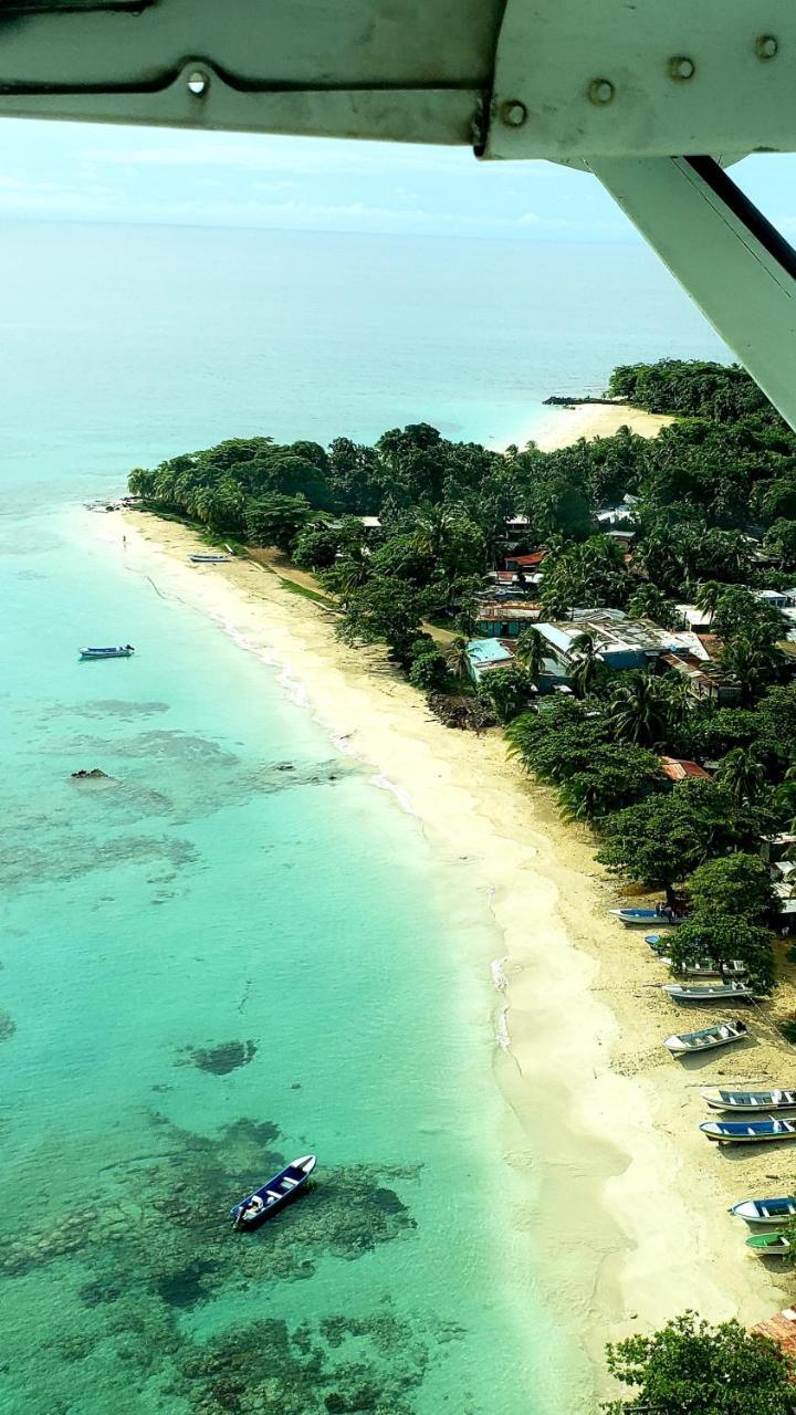 Paraiso Beach Hotel Brig Bay エクステリア 写真