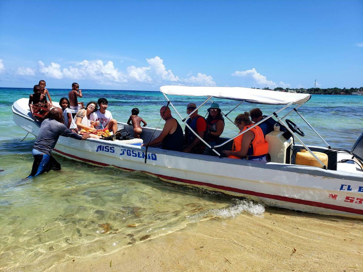 Paraiso Beach Hotel Brig Bay エクステリア 写真